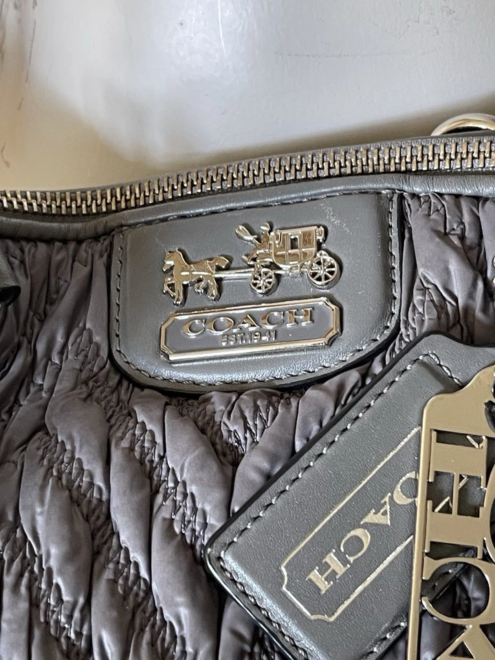 COACH 尼龙雪佛龙绗缝 15 英寸挎包单肩包钱包深灰色 Lindsey Madison — 第 3/4 张图片