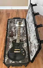 ESP LTD EC-1000 (Gloss Black / Gold Hardware / EMG Pickups) w Case