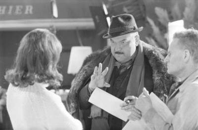 Orson Welles and Italian actress Elsa Martinelli taking a break on- Old Photo 9
