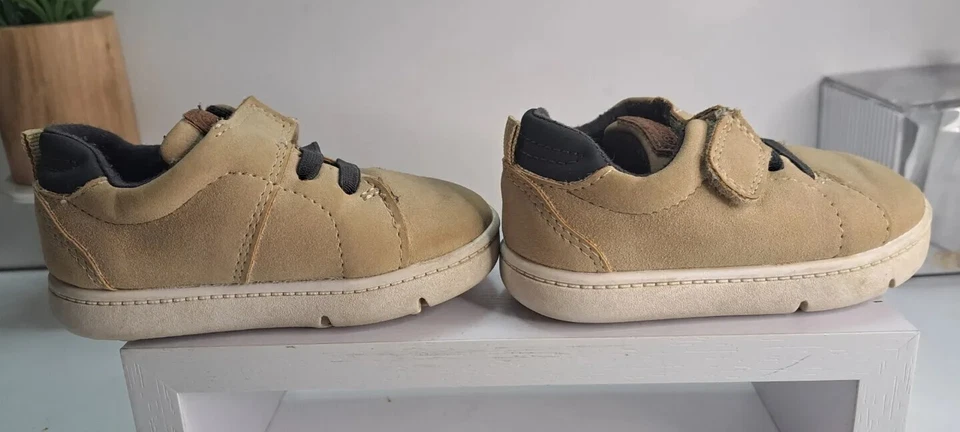 Zapatos Carter's Boy para niños pequeños talla 4,5 sujetadores táctiles tostados Foto 4 de 4