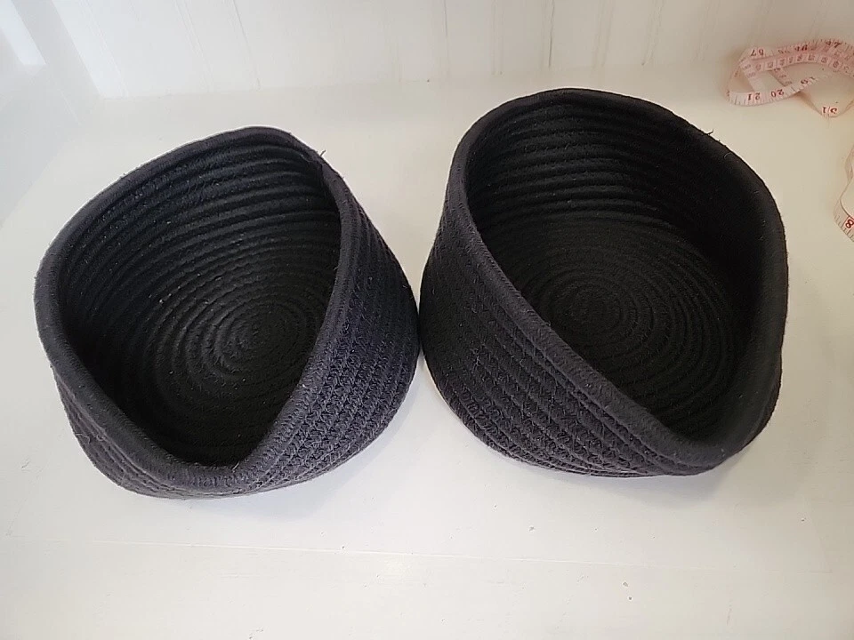 Paquete de 2 cestas tejidas negras, almacenamiento de cuerda de algodón pequeño natural lindas decoraciones redondas Foto 2 de 4