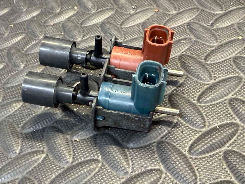 92-98 OEM Suzuki Swift Geo Metro EGR FPR Vacuum Solenoid Purge Valve VSV - Image 3 of 4