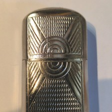 Briquet ancien rechargeable à essence métal argenté gravé mèche et roue à silex