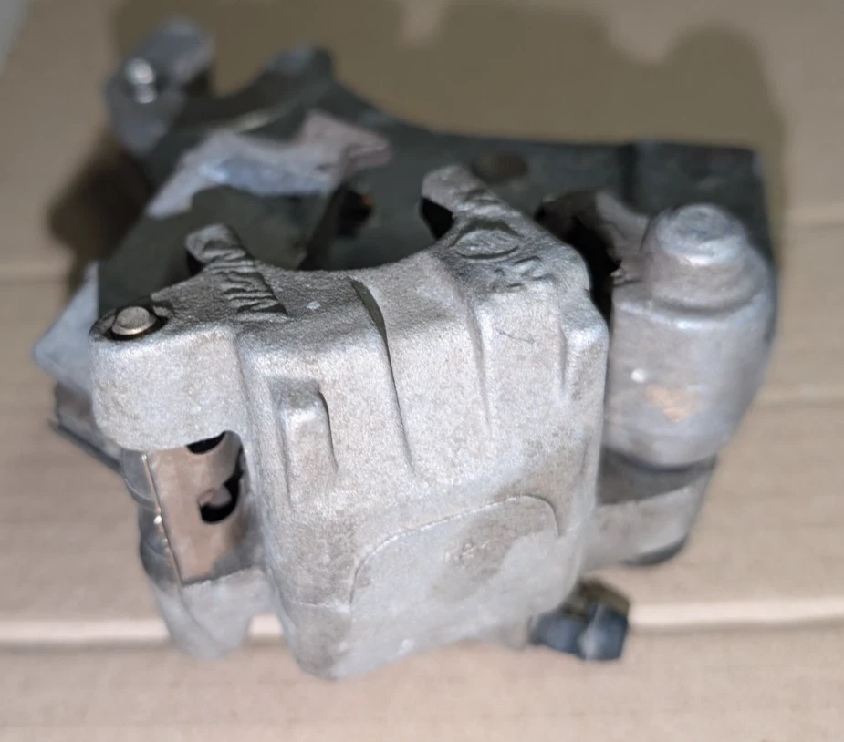 Pinza de freno de disco trasera Honda XR650L XR650 93-18 y montaje poco kilometraje Foto 2 de 4