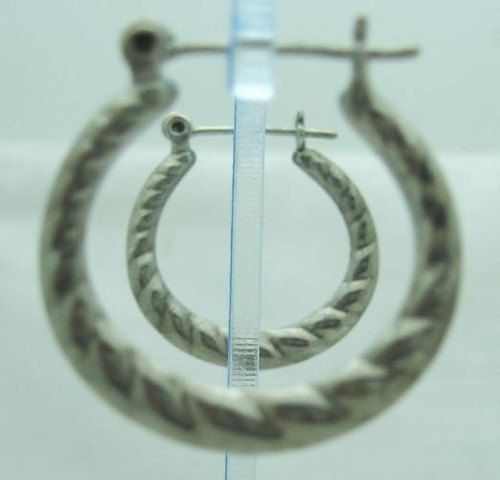 PRETTY ESTATE ORECCHINI A CERCHIO IN ARGENTO STERLING TESTURIZZATO, ~7/8" - Foto 4 di 5