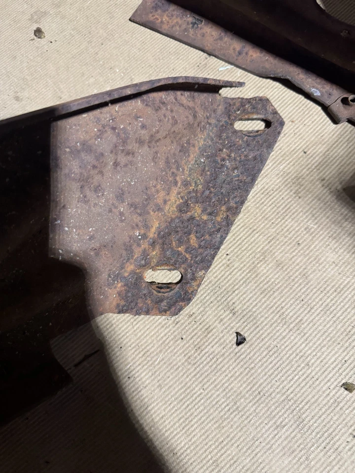 OEM MOPAR 1967 1968 1969 DODGE DART LH RH PARACHOQUES DELANTERO MONTAJE SOPORTES Foto 2 de 4