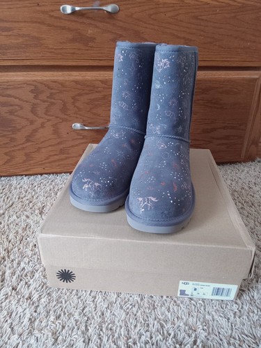 Uggs Women's Classic Zodiac Short, Size 8 - Picture 9 of 9