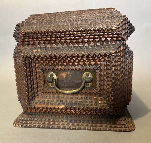 Primitive Antique Country Folk Art Chip Carved Tramp Art Box - Picture 4 of 10