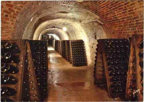 Champagne Perrier-Jouët Vue des caves Bouteilles en cours de remuage sur pupitre - Photo 1/1