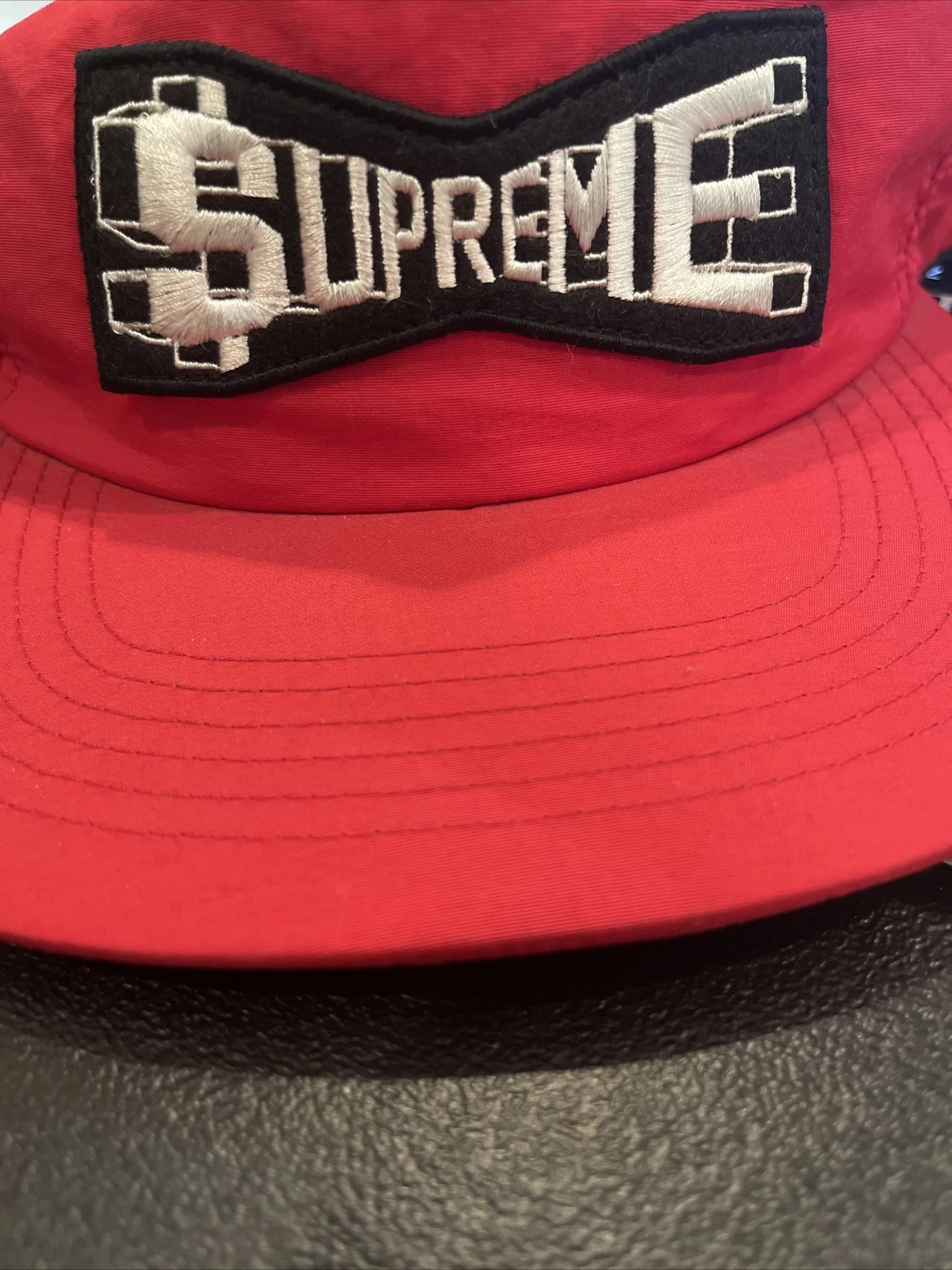 Neuf avec étiquettes SUPREME nylon biaisé 5 panneaux chapeau rouge snap back