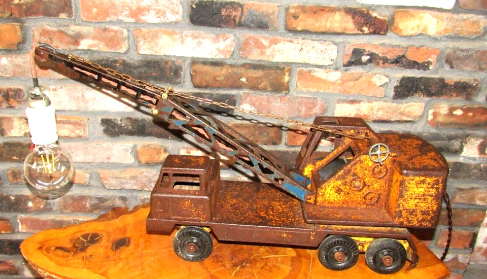 De colección Única Nylint Arte Metal Oxidado Grúa Camión Tractor Luz Lámpara de Mesa Regalo  Foto 3 de 4
