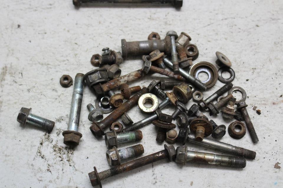 LOTE DE PEÇAS E FERRAGENS HONDA XR100R 2001-2003 - Imagem 2 de 4