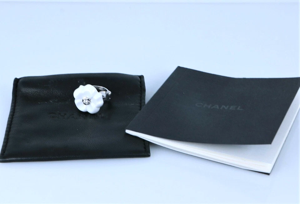 Anillo Chanel Camelia Galbe Oro Blanco 18K Diamante Cerámica Blanca Flor #47 $3,900 Foto 2 de 4