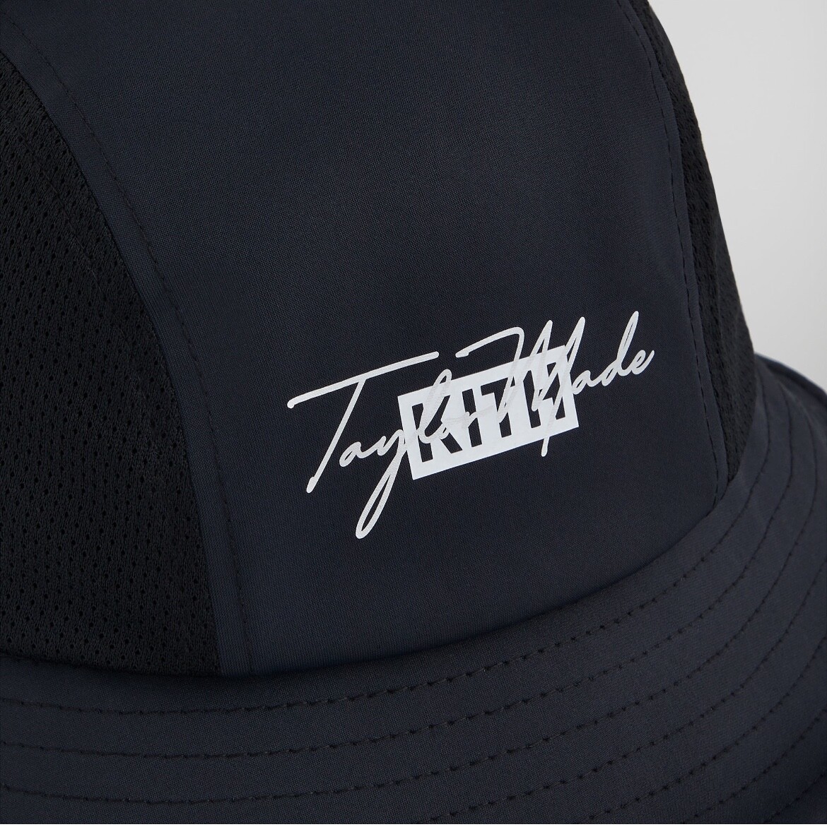 帽子 Kith TaylorMade Nylon Camper Bucket Hat Kith TaylorMade Bucket Hat White - SS24 - US