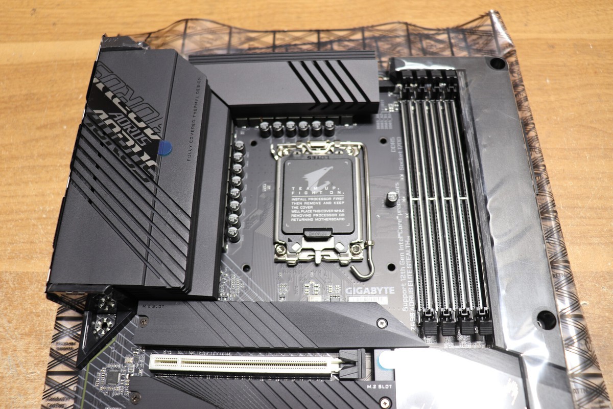 GIGABYTE Z690 AORUS ELITE STEALTH DDR5 LGA 1700 ATX