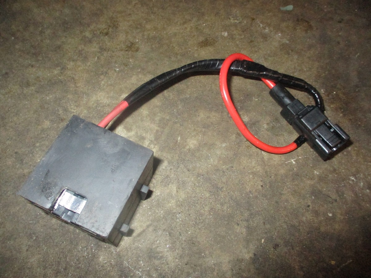 Yamaha OX66 200hp 2 stroke outboard fuse box with 2 fuses Yamaha OX66 200hp 2 stroke outboard fuse box with 2 fuses