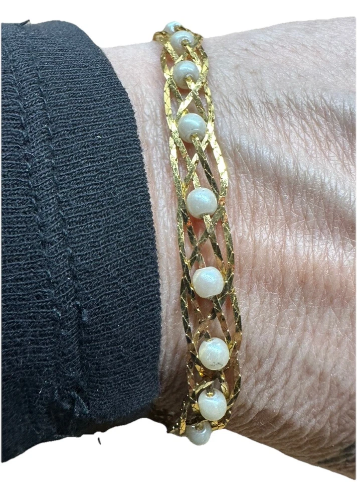 Pulseira trançada vintage feminina AVON tom dourado com pérolas falsas 7" - Imagem 2 de 2