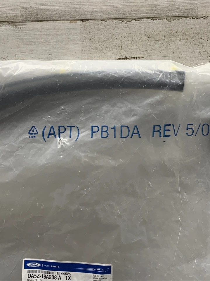 Sello delantero genuino Ford DA5Z-16A238-A para Lincoln MKS 2013-2016 Foto 4 de 4