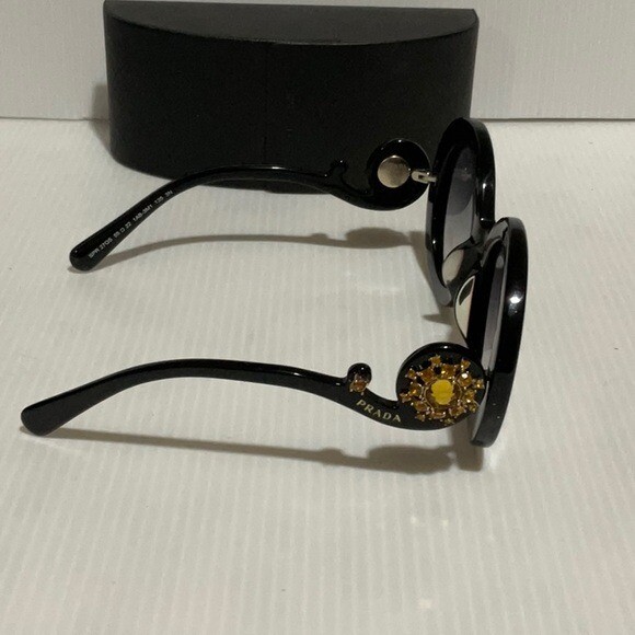 Prada woman display picture 2