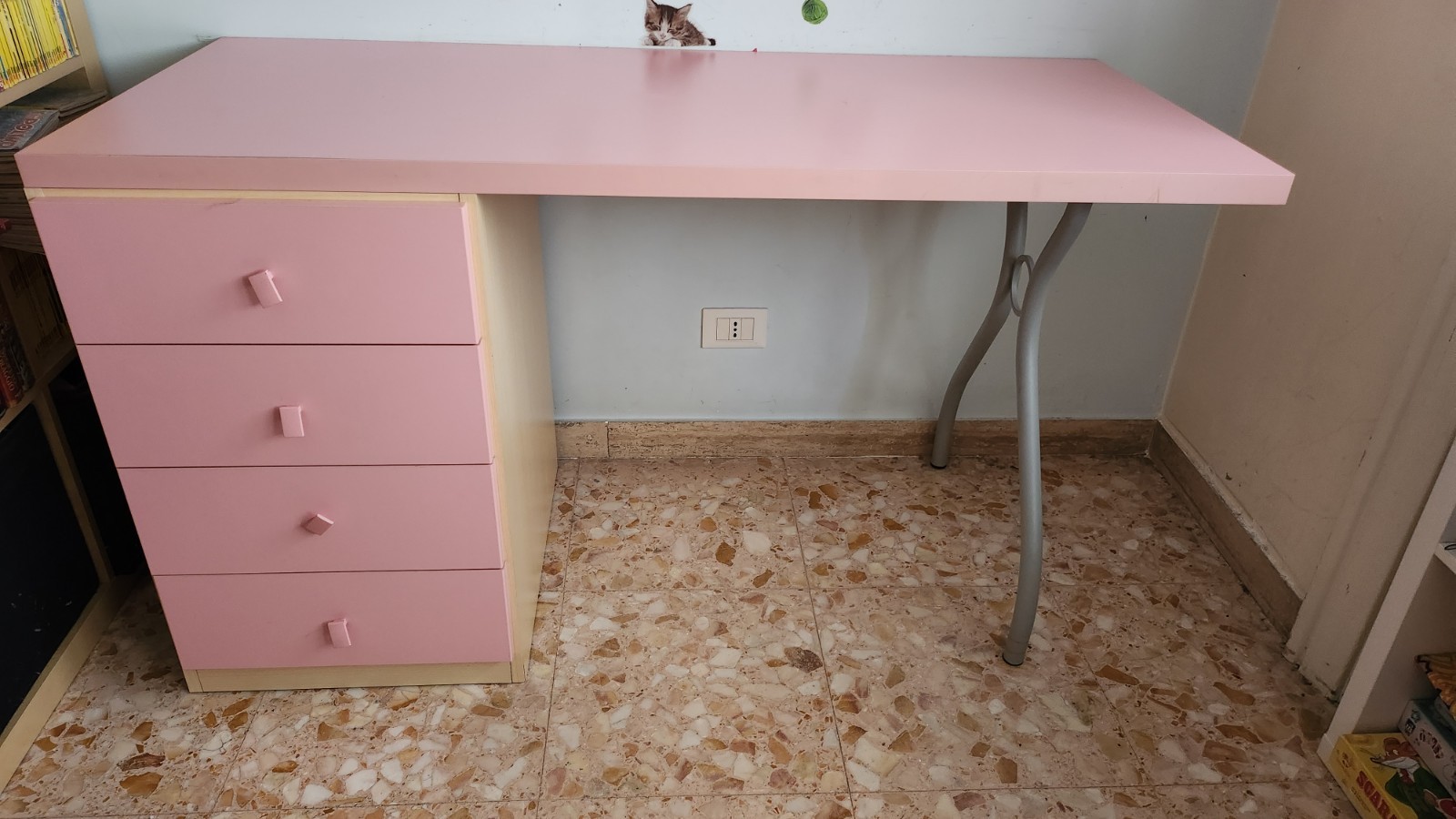 Scrivania rosa rettangolare con 4 cassetti, legno+metallo. Praticamente perfetta