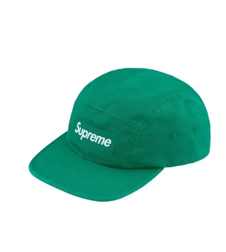 Casquette de camp en sergé chino lavé suprême vert FW24 logo boîte à chapeau à la main