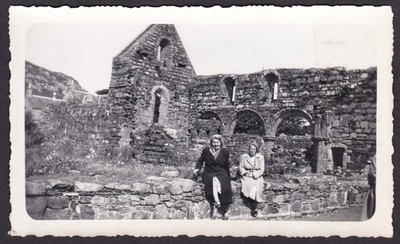 Vintage Schnappschuss Foto Damen auf Isle Of Iona Nonnenkloster Schottland