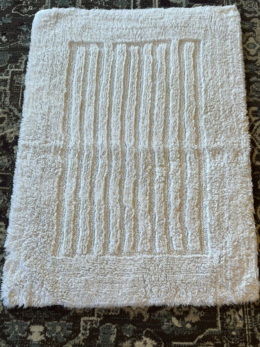 Chenille Throw Rug Bath Mat White Powder Room French Country 25" x 36" Vintage