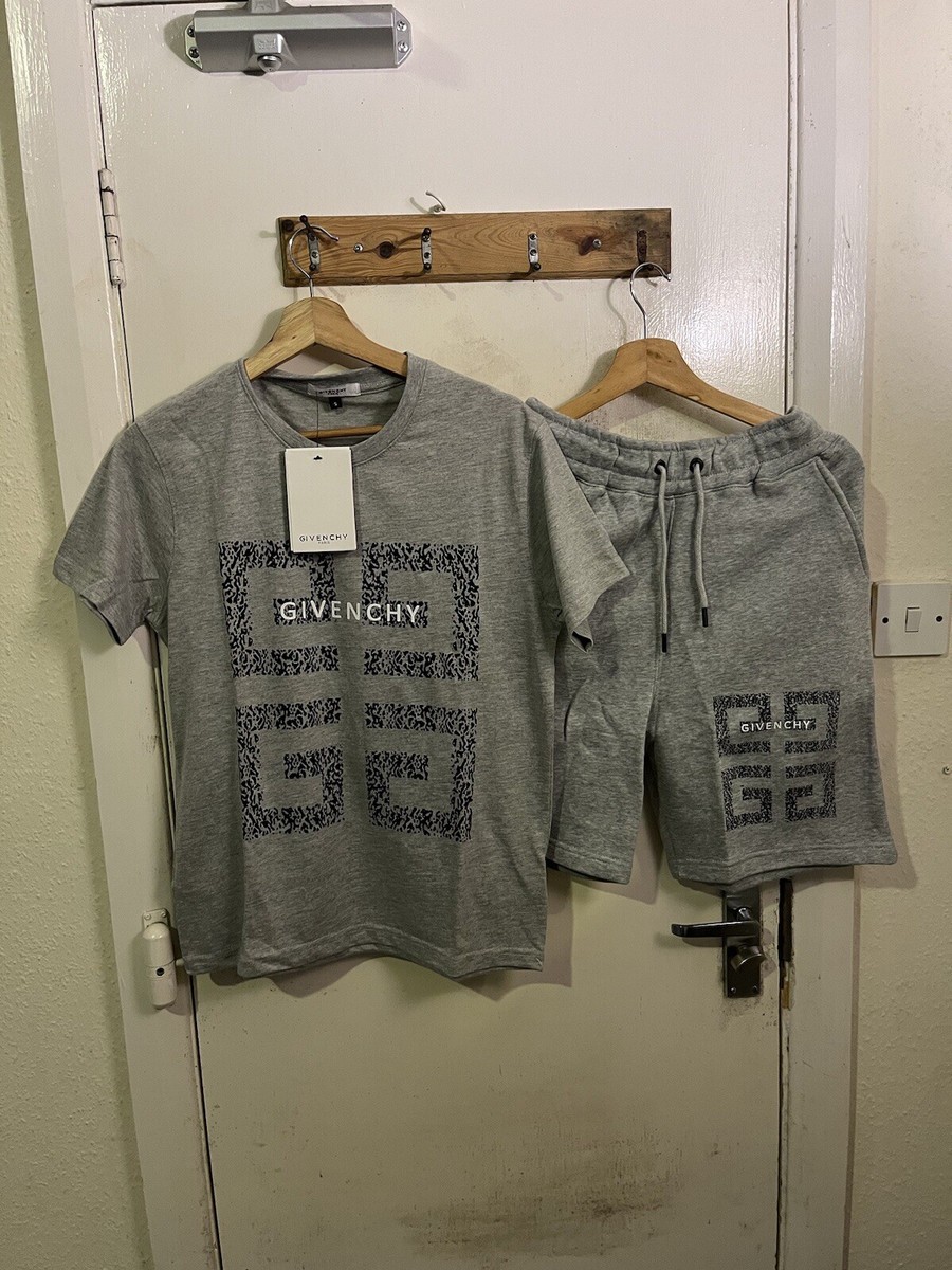 【関税＆送料込み】Givenchy Shorts Clothing Givenchy Oversized pocket-style Cargo Shorts | Black | FARFETCH