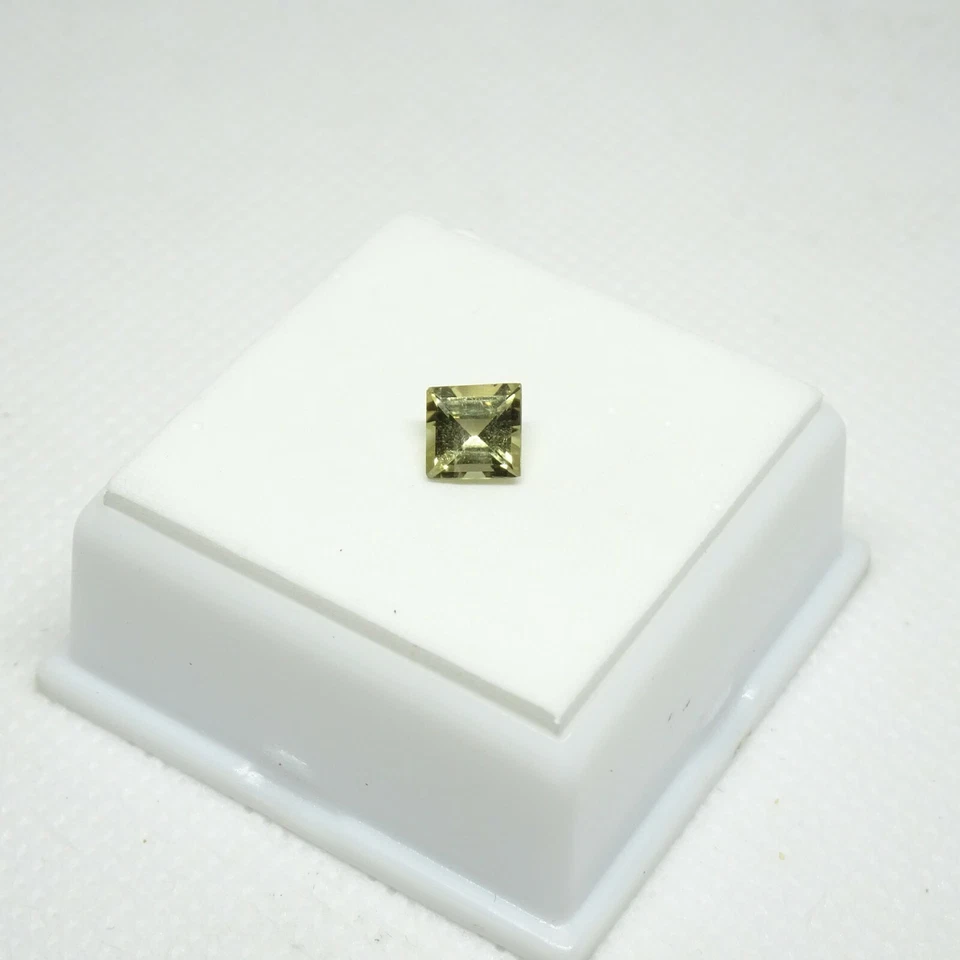Piedra preciosa suelta Kornerupine amarillo 0,90 ct - 5,6 mm cuadrado - amarillo Kornerupine Foto 2 de 4