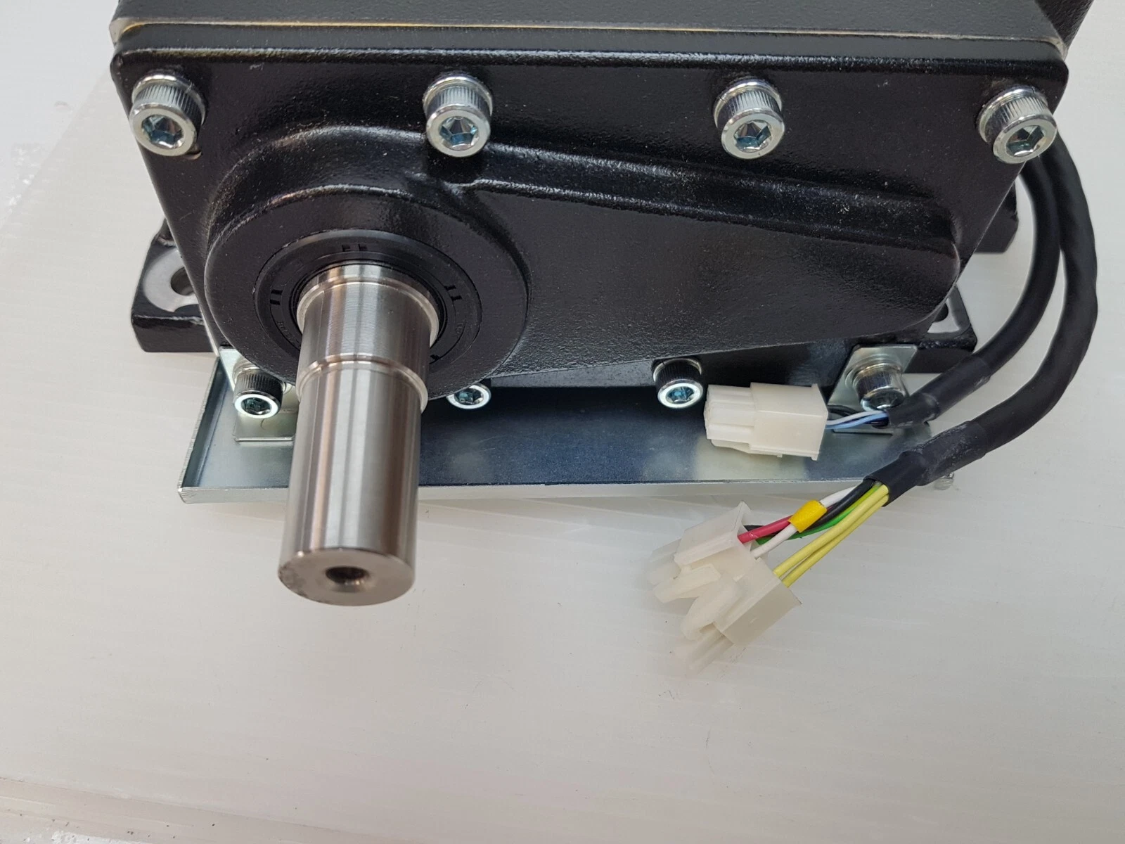 Gear housing cover bolts, output shaft and motor lead connectors of the MT-9 gear unit