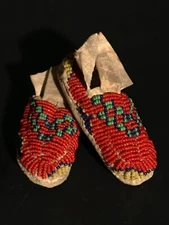 BEAUTIFUL ANTIQUE SIOUX/PLAINS SINEW SEWN BEADED CHILD MOCCASINS,EXCELLENT,C1900