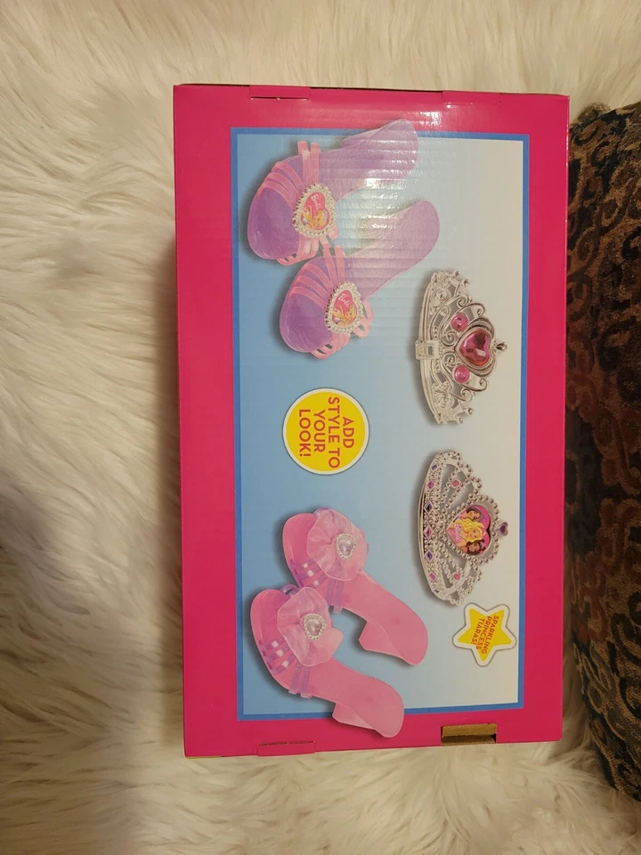 Juego de zapatos y tiara Barbie incluye 2 coronas y 4 pares de zapatos para jugar Foto 2 de 2