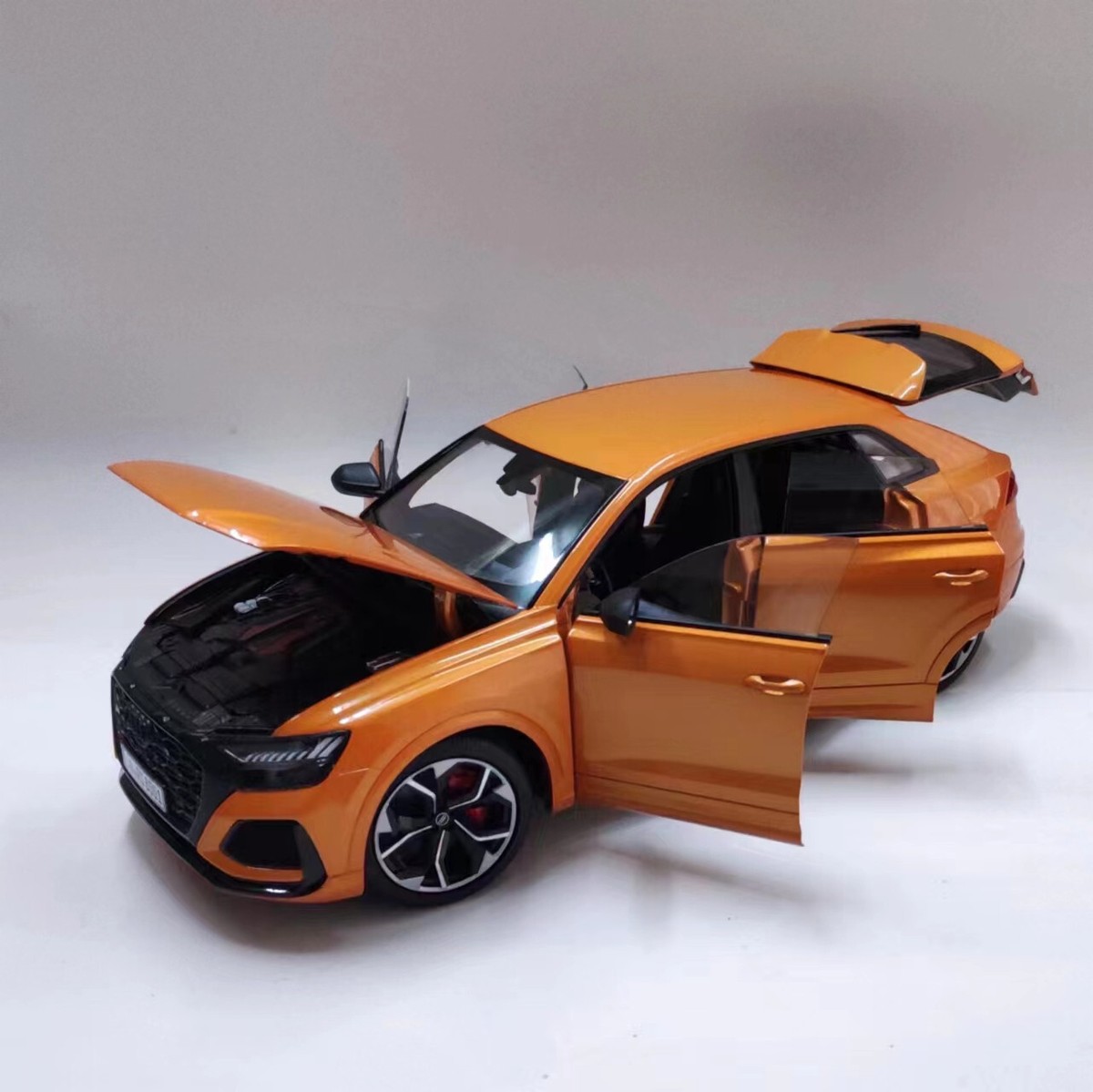 Audi RS Q8 1/18 ダイキャストモデル 1/18 AUDI RS Q8 SUV 2020 China Dealer diecast model NO Norev