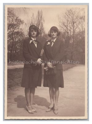 Young Stern Looking Twins - Women Partner Look Hats Costume - Photo 1930s