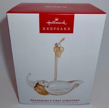 Hallmark Ornament 2023 GRANDBABY'S FIRST CHRISTMAS Porcelain PEA POD H6
