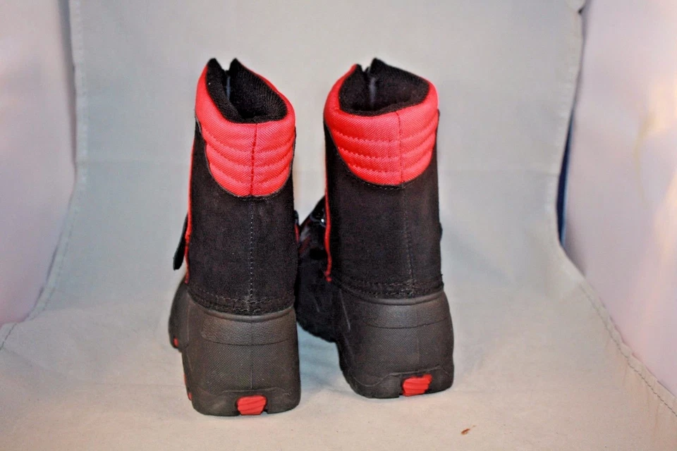 NUEVAS botas de nieve de invierno "Tyler" Totes negros/rojos para niños pequeños  Foto 2 de 3