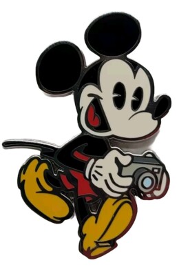 Disney Pin 2022 Parks Collection Tourist Mickey Mouse Holding Camera #155972 New