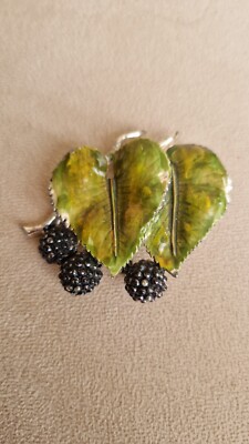 EXQUISITE Blatt Serie 1950s Vintage Maulbeere Brosche
