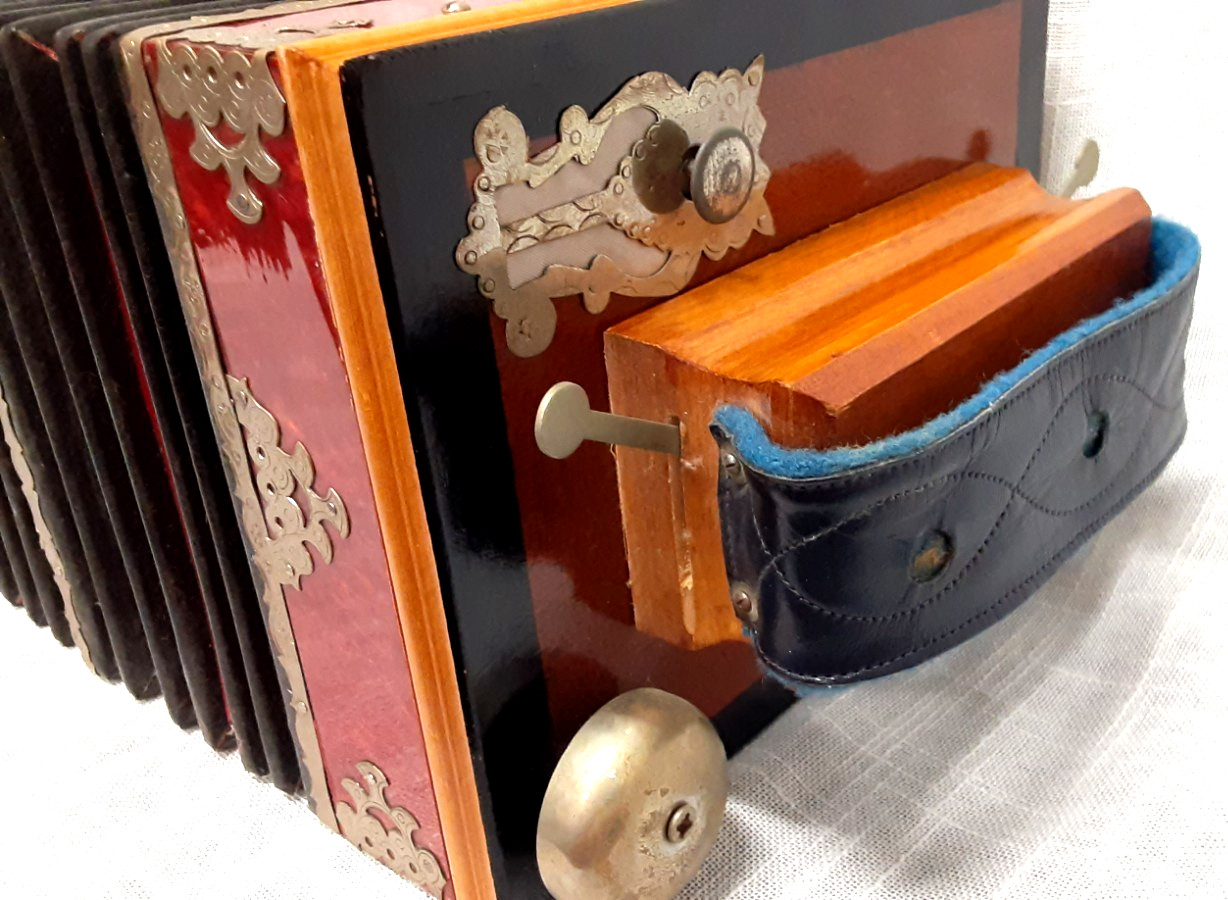 Vintage Russian CAPATOBCKAR Saratovskaya Garmonika Harmonica ACCORDIAN BELLS