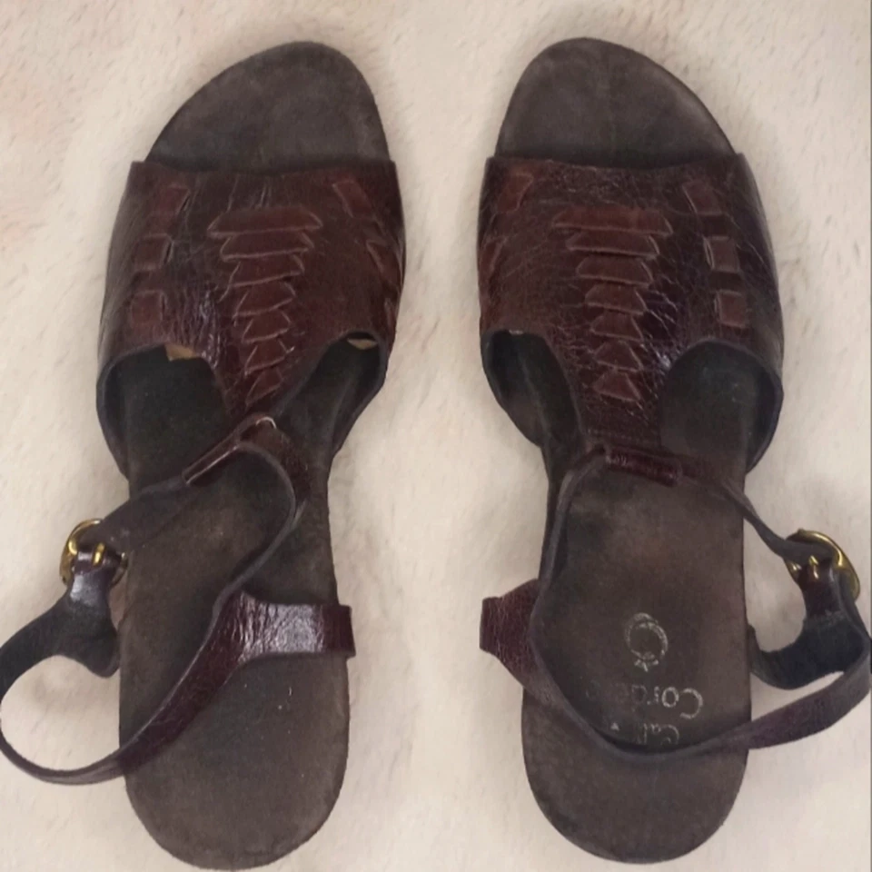 Zueco de cuña de madera tallada a mano con correa en T de cuero tejido marrón Calleen Cordero Boho 9 Foto 3 de 4