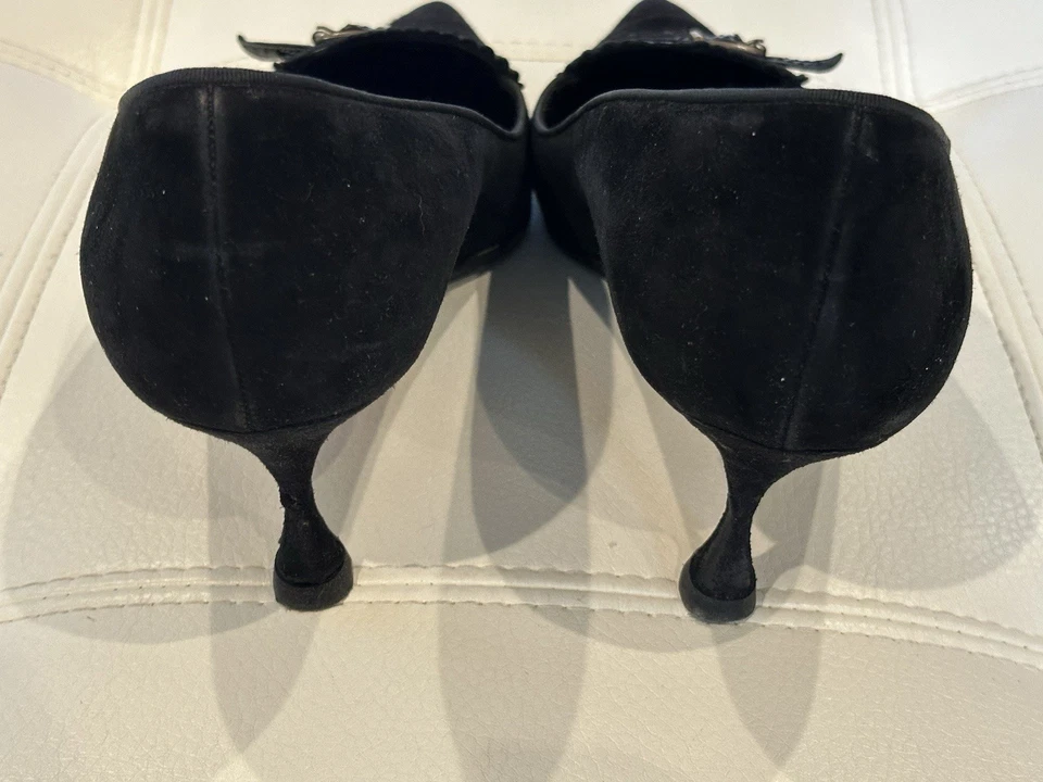 Zapatos de salón Manolo Blahnik de gamuza negros con hebilla de tacón de gatito talla UE 41,5 Foto 3 de 4