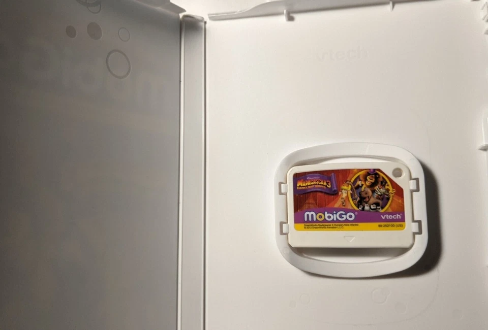 Madagascar 3: Europe's Most Wanted [VTech MobiGo] With Case - Image 3 of 3
