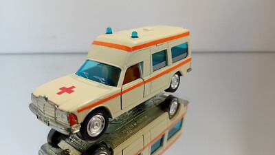 Siku 1613 Mercedes Ambulance Binz Krankenwagen Excellent Very Nice Code 3