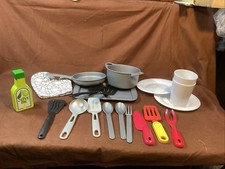 Melissa and Doug pots and pans dishes cups and Utensils, kids play