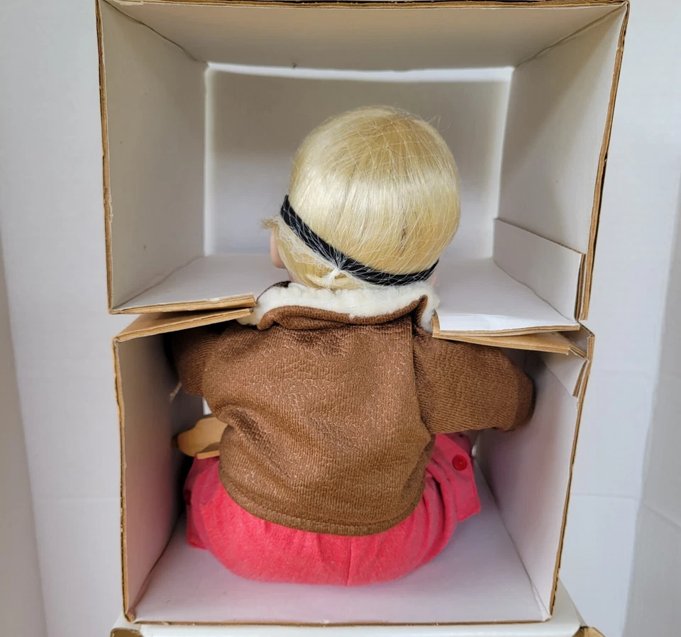 MUÑECA DE PORCELANA PILOTO AVIADOR TOMMY 1991 COMO NUEVA DANBURY ELKE HUTCHENS CERTIFICADO DE AUTENTICIDAD CAJA Foto 2 de 4