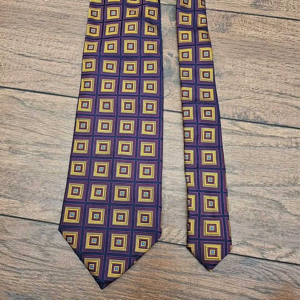 Corbata de seda para hombre Bachrach 58" X 4" púrpura dorado geométrico, hecha en Italia Foto 4 de 4