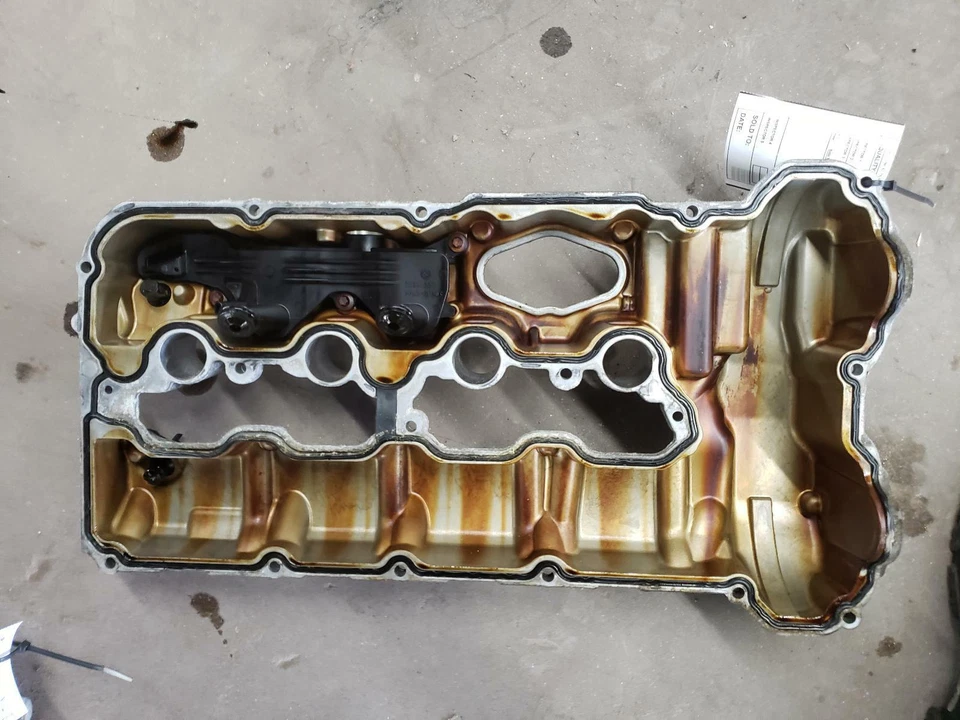 Крышка левого клапана 2014 BMW X6M 4,4 л - Изображение 2 из 4