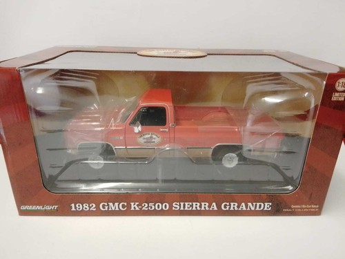 Greenlight GMC K-2500 Sierra Grande 1982 THE BUSTED KNUCKLE 1/18 13612 - Foto 1 di 3