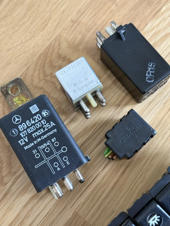 LOTE DE RELÉS INTERRUPTORES MERCEDES-BENZ W123 USADOS 240D 300D 230E 200D 200 300CD Foto 4 de 4