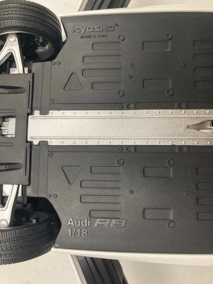 Audi R8 Kyosho 1:18 blanco Foto 2 de 4